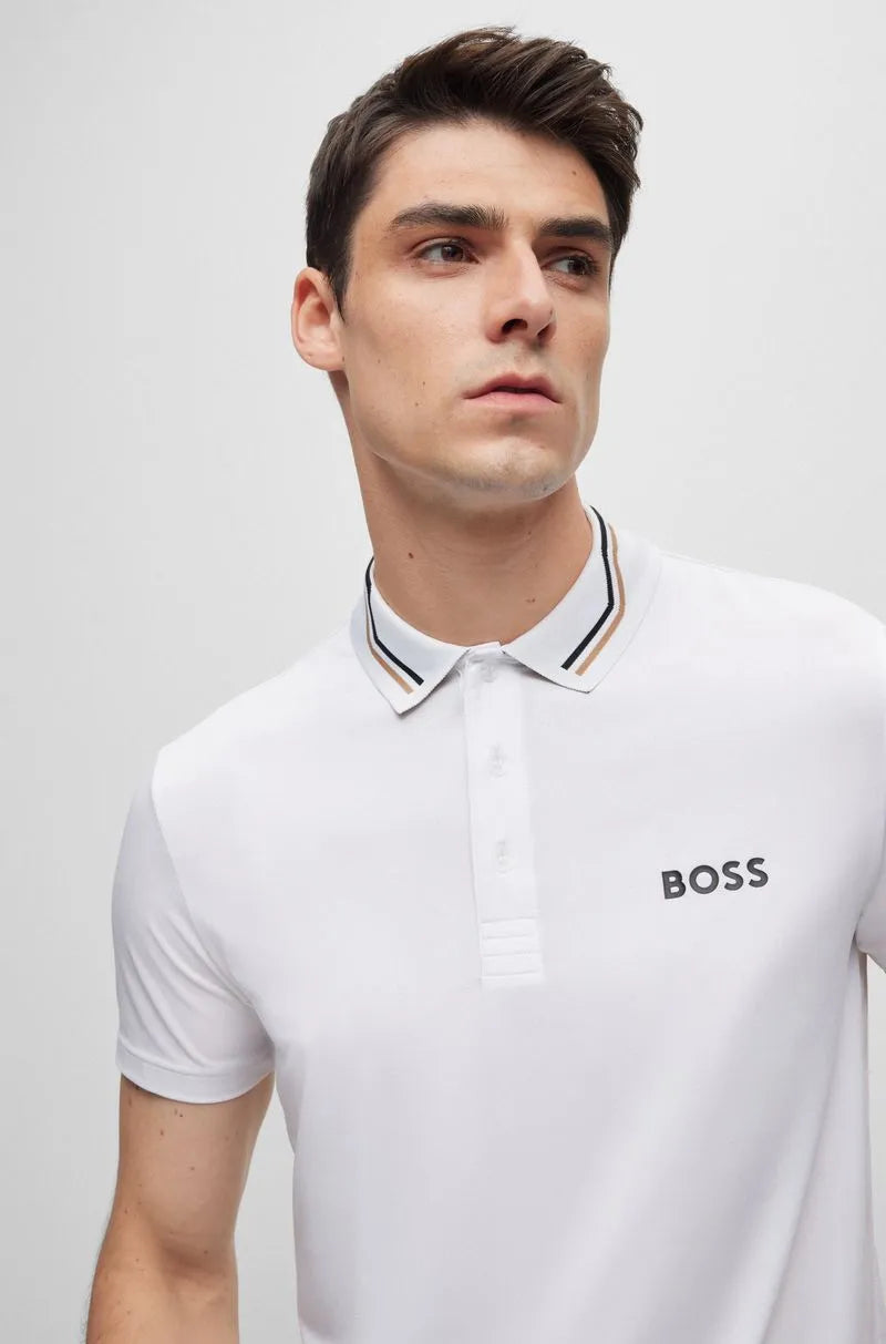 Polo Branca Com Logo Em Contraste E Listra No Colarinho