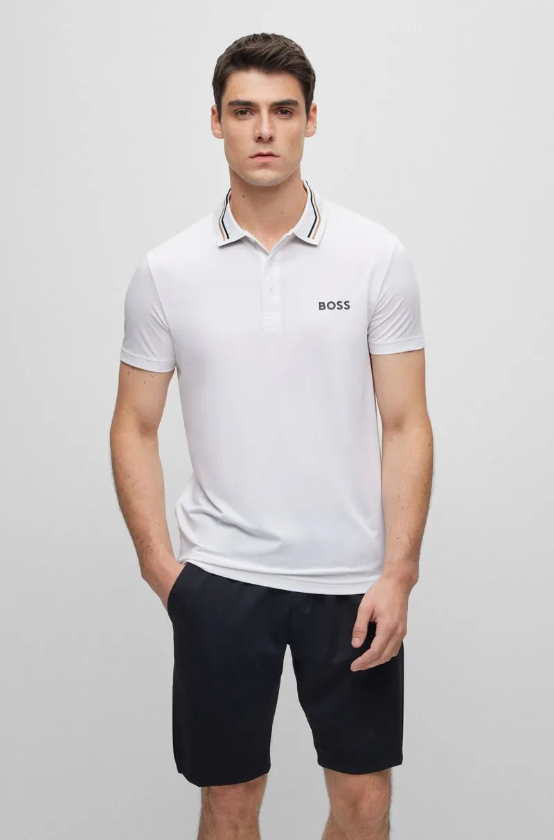 Polo Branca Com Logo Em Contraste E Listra No Colarinho