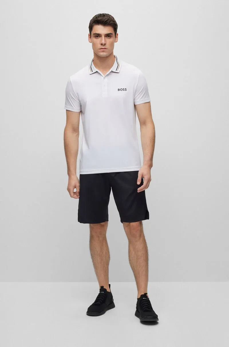 Polo Branca Com Logo Em Contraste E Listra No Colarinho