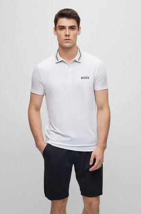 Polo Branca Com Logo Em Contraste E Listra No Colarinho